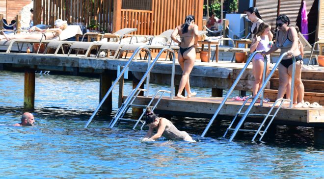 Nihan Akın Ege sularında serinledi